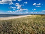 Am Strand von Blavand – weite Dünen, glitzerndes Meer und unendliche Freiheit unter blauem Himmel