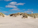 Leuchtturm Blavand – strahlend über Dünen und endlosem Strand unter blauem Himmel