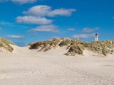 Blavand Leuchtturm am Strand unter einem strahlend blauen Himmel