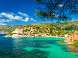 Blick auf das malerische Dorf Assos mit türkisfarbenem Meer auf Kefalonia