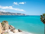 Blaues Meer und Berge in Nerja, Costa del Sol 