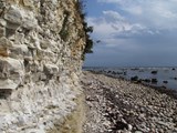 Weiße Kalksteinfelsenküste mit Blick auf den Steinpreis in Arnager auf Bornholm