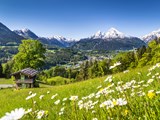 Idyllische Berglandschaft in den bayerischen Alpen mit dem Dorf Berchtesgarden im Hintergrund