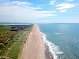 Luftaufnahme entlang der endlosen Strände an der Küste von Dänemark