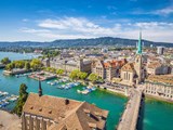 Luftaufnahme von Zürich mit dem Fluss Limmat, Schweiz