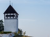Mittelalterlicher weißgekalkter Turm von Poulsker auf Bornholm