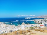 Blick auf die Bucht von Mykonos Stadt mit Windmühle