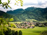Panoramablick über Aschau im Chiemgau an einem schönen Sommertag