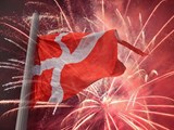 Flagge von Dänemark und Feuerwerk