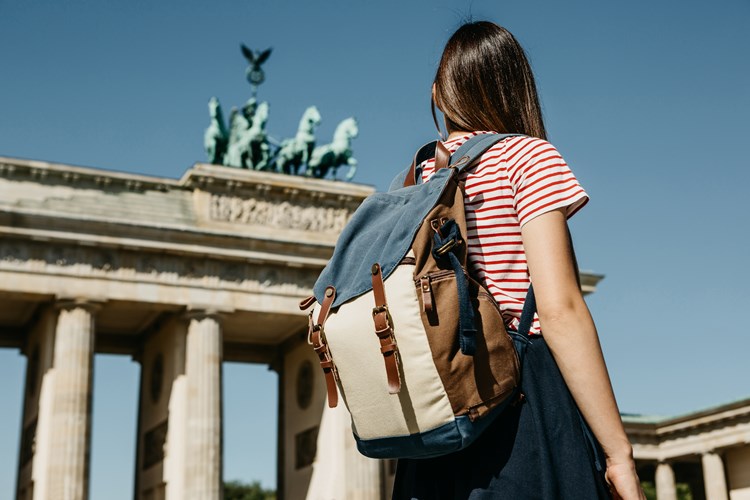 Teenager in Berlin am Brandenburger Tor