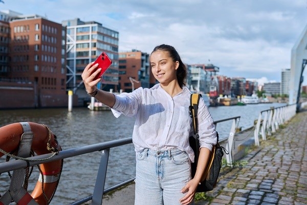 Teenager macht Selfie in Hamburg
