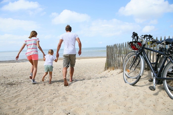 Fahrräder und Familie am Meer