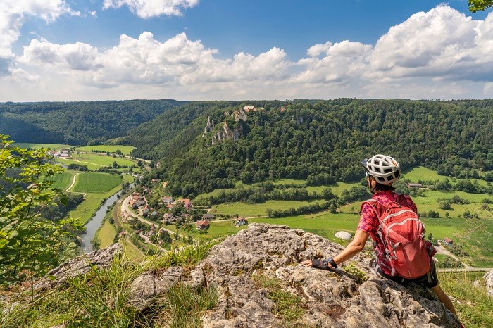 Radfahrerin und Felsen im Oberen Donautal