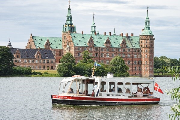 Die Kleine Fähre auf dem Schlosssee im Sommer bei Schloss Frederiksborg