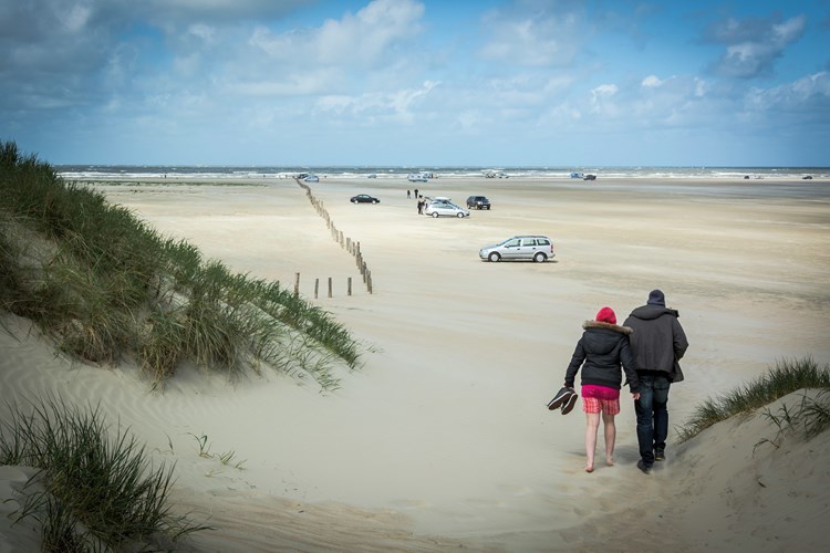 Spaziergänger gehen zum Strand (Nordsee)