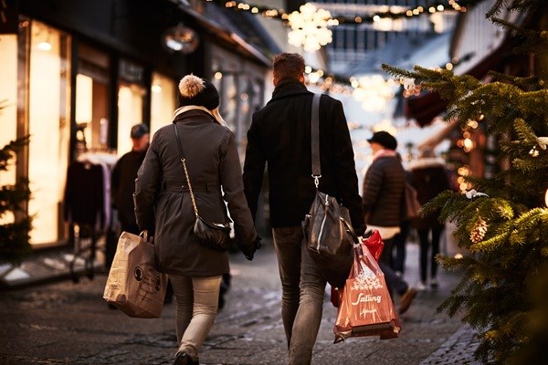 Ein Paar beim Weihnachtsshopping in Aarhus