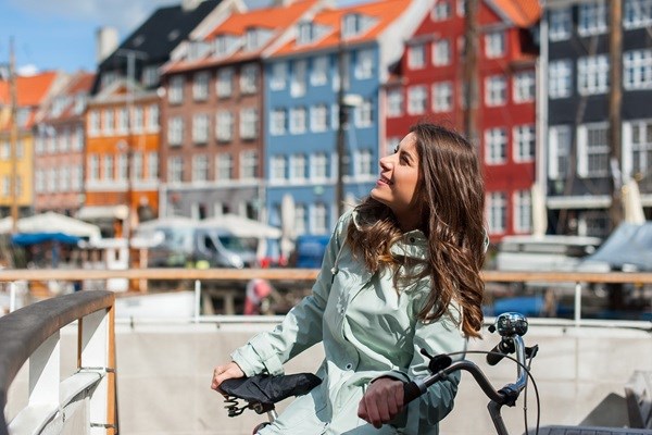 Teenager in Nyhavn in Kopenhagen