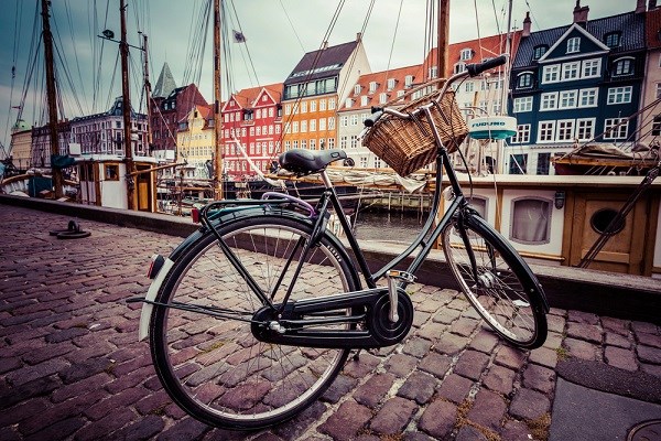 Fahrrad am Kai von Nyhavn in Kopenhagen
