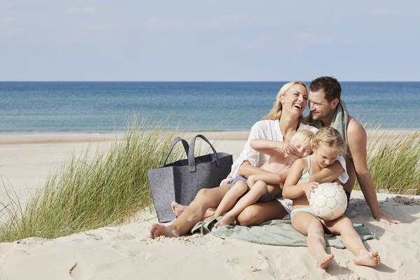 Eine Familie genießt den Nordseestrand in Dänemark