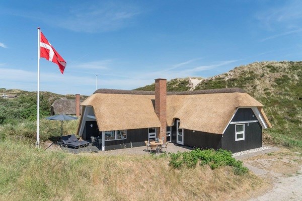 Ferienhaus in Dänemark mit einer dänischen Flagge im Hintergrund