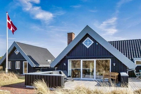 Ferienhaus in Dänemark mit einer dänischen Flagge im Hintergrund