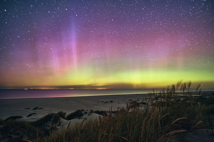 Nordlichter Aurora Borealis über der dänischen Küste