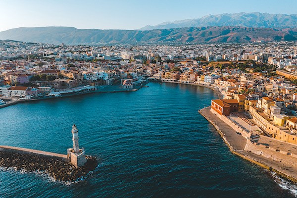 Drohnenshot mit Blick auf Chanias Altstadt