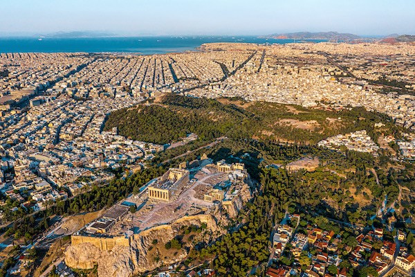 Drohnenbild mit Blick über die Akropolis, Athen bis zum Meer