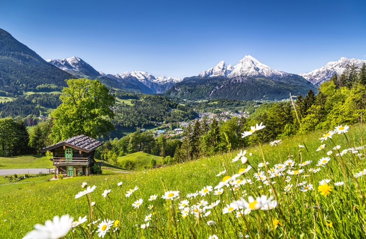 Idyllische Berglandschaft in den bayerischen Alpen mit dem Dorf Berchtesgarden im Hintergrund