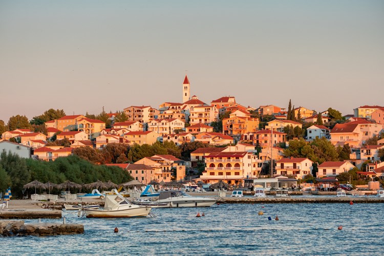 Kleine Mittelmeerstadt Segel Donji in Kroatien
