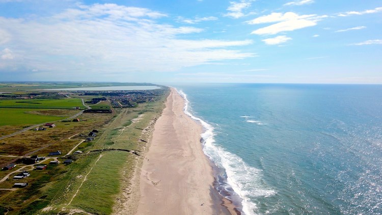 Luftaufnahme entlang der endlosen Strände an der Küste von Dänemark