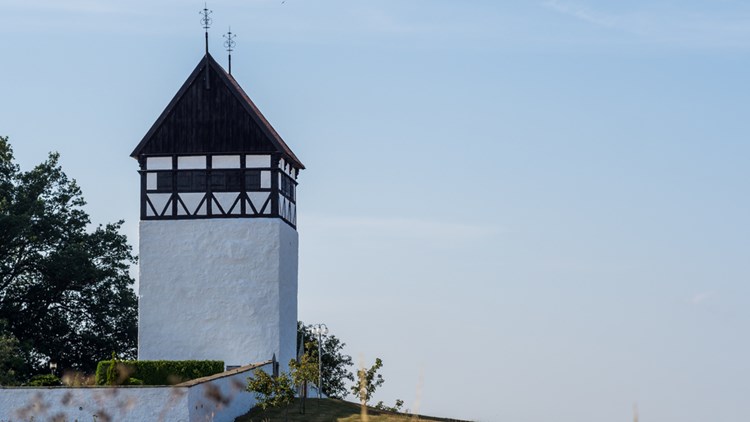 Mittelalterlicher weißgekalkter Turm von Poulsker auf Bornholm