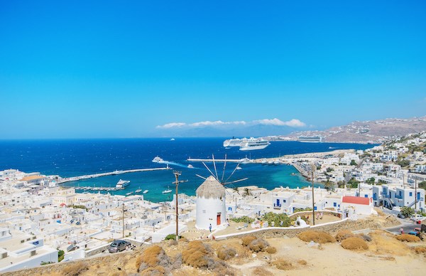 Blick auf die Bucht von Mykonos Stadt mit Windmühle