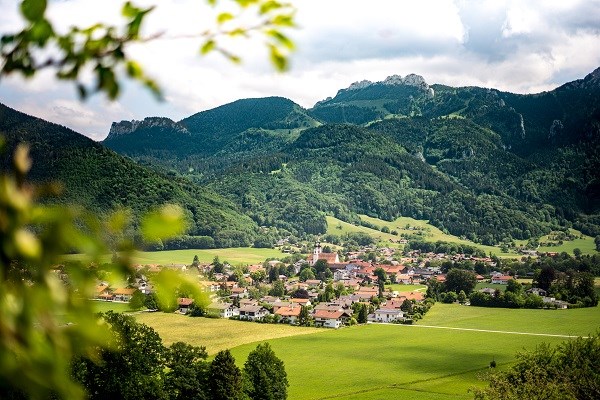 Panoramablick über Aschau im Chiemgau an einem schönen Sommertag