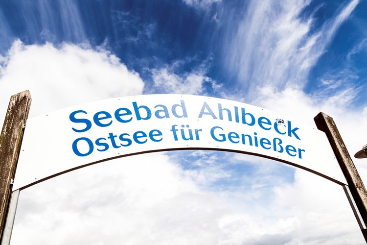 Schild Seebad Ahlbeck an der Seebrücke