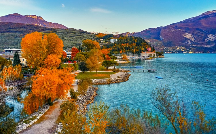 Stadt Riva del Garda im Herbst