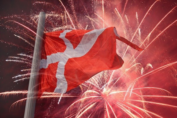Flagge von Dänemark und Feuerwerk