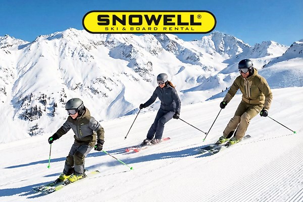 Drei Skifahrer in den Bergen