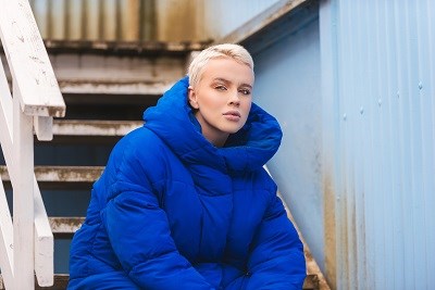 Knallblaue Steppjacke