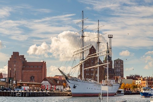 Meersmuseum Stralsund mit Segelschiff auf Ostsee