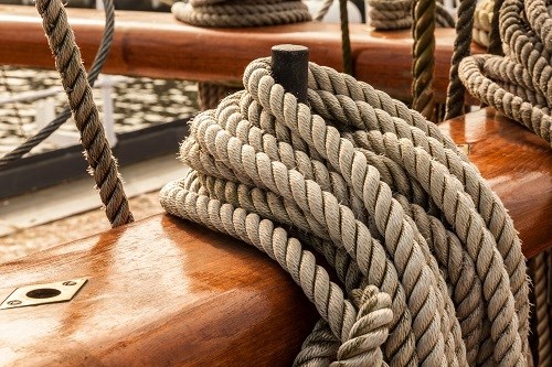 Taue an Boot im Hafen