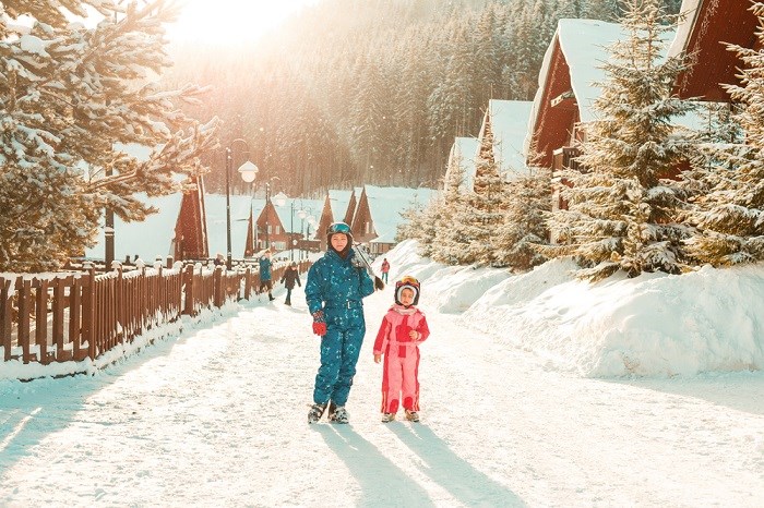 Mädchen und Mutter bei den Skihütten