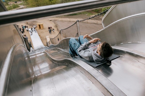 Gigantische Rutsche mit einem Teenager-Jungen im WOW PARK