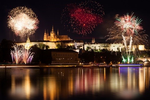 Buntes Feuerwerk über der Prager Burg