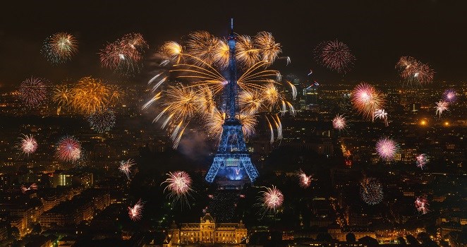 Neujahrsfeuerwerk um den Eiffelturm in Paris
