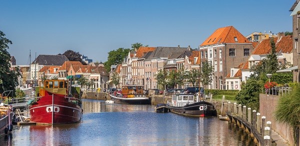 Kanalpanorama mit historischen Häusern in der Hansestadt Zwolle