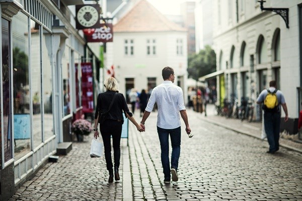 Ein Paar beim Einkaufsbummel in Aarhus