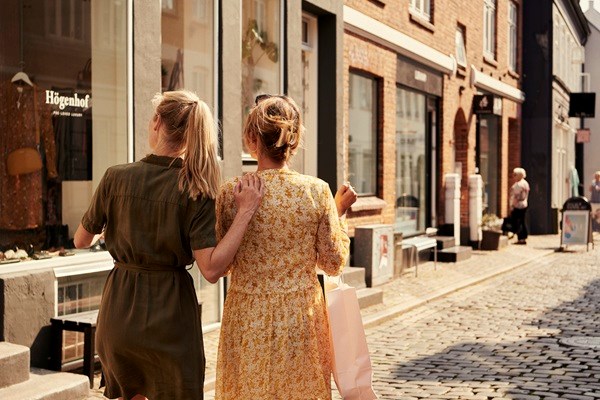 Zwei Freundinnen genießen einen Einkaufsbummel in Aarhus