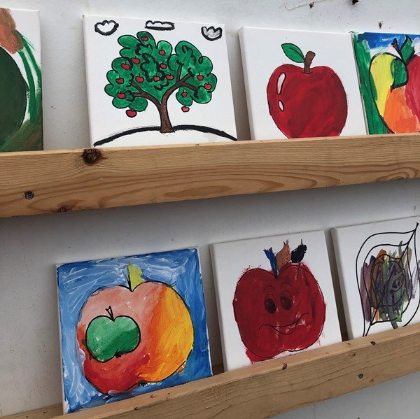 Kinderaktivitäten, unter anderem mit Anregungen zum Thema Nachhaltigkeit und Apfelmalerei beim Ebelfestival in Ebeltoft