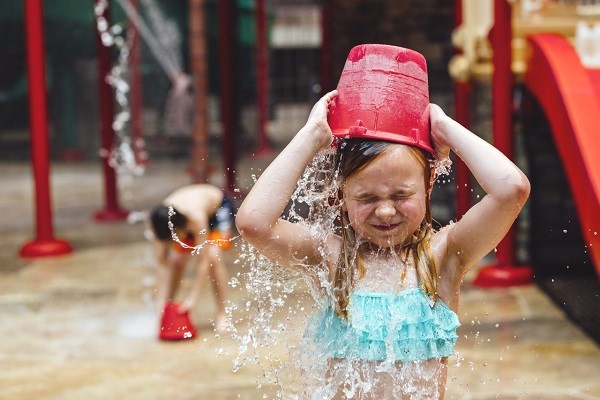 Ein Mädchen spielt im Wasserpark Lalandia